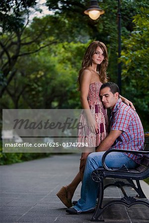 Seitenansicht eines jungen Paares romancing in einem park