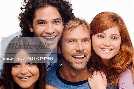 Mitte erwachsener Mann lächelnd mit seinen Freunden