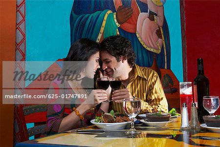 Seitenansicht eines jungen Paares Toasten Wein in einem restaurant