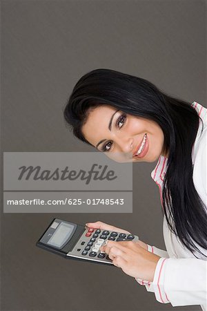 Porträt einer geschäftsfrau holding einen Taschenrechner und lächelnd