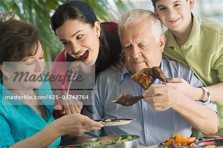 Altes Paar Mittagessen mit ihren Enkelkindern