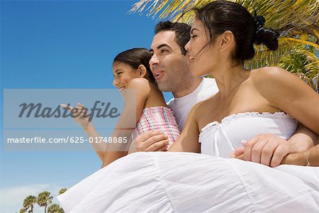 Mid couple adulte sourire avec leur fille