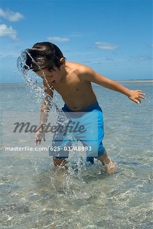 Garçon jouant sur la plage