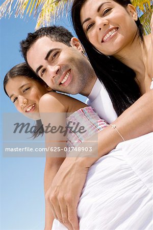 Porträt eines Mitte Erwachsenen Paares lächelnd mit ihrer Tochter