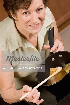 Portrait of a senior Woman Mais-Suppe Kochen