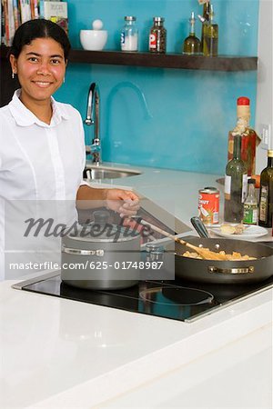 Portrait d'une bonne préparation de la nourriture dans la cuisine et souriant