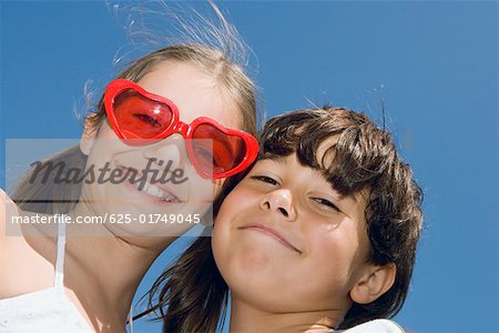 Portrait d'une jeune fille souriante avec son frère