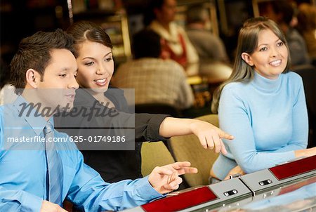 Mid homme adulte avec une adolescente et une jeune femme dans un casino