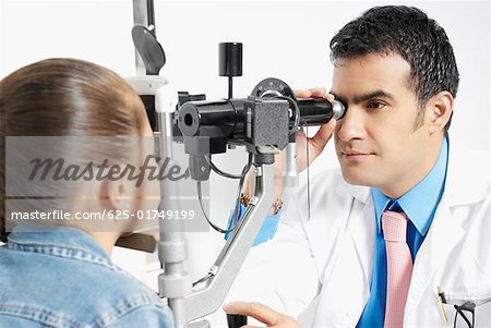 Optométriste examinant les yeux d'une fille