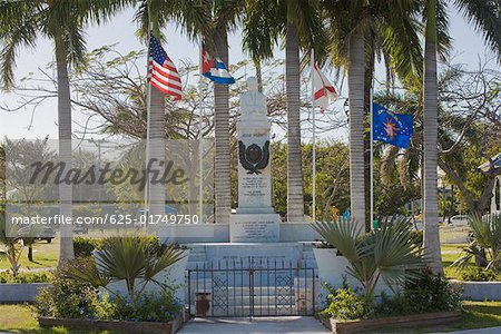 Statue entourée de drapeaux dans un parc, Bayview Park, Key West, Floride, États-Unis