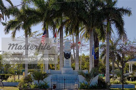 Statue entourée de drapeaux dans un parc, Bayview Park, Key West, Floride, États-Unis