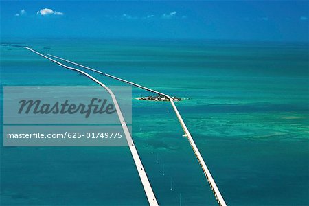 Vue aérienne de deux ponts au-dessus de la mer, Florida Keys, en Floride, USA