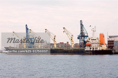 Container Schiff angedockt an einen Hafen Inner Harbour, Baltimore, Maryland USA