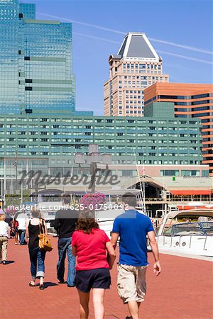 Groupe de personnes marchant sur un sentier pour piétons, Inner Harbor, Baltimore, Maryland, USA