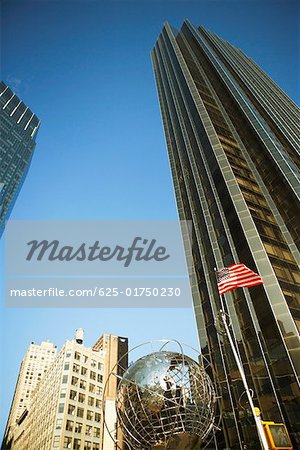 Vue d'angle faible d'une sculpture de globe, Columbus Circle, Manhattan New York City, New York State, USA