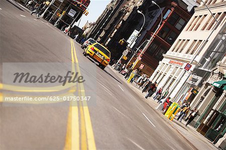 Low Angle View of Verkehr auf einer Straße, New York City, New York State, USA