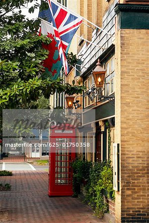 Low Angle View of Flaggen auf ein Gebäude, Savannah, Georgia, USA