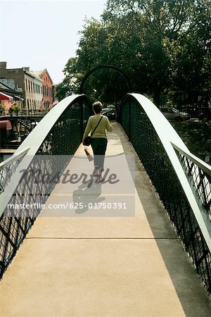 Vue arrière d'une femme marchant sur une passerelle, Savannah, Georgia, USA