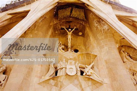 Low Angle View of Statuen an der Wand einer Kirche Sagrada Familia, Barcelona, Spanien