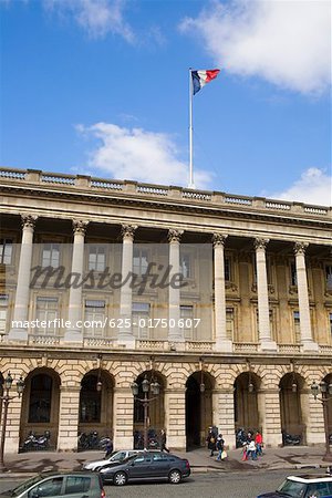 Low Angle View of eine französische Flagge flattern auf ein Hotel, Hotel Crillon, Paris, Frankreich