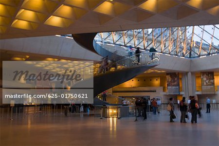 Touristes dans un musée d'art, pyramide du Louvre, Musée Du Louvre, Paris, France
