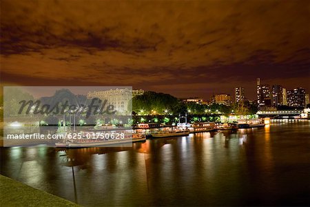 Tourboats connecté à un port, le fleuve de la Seine, Paris, France