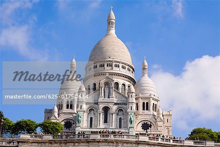 Vue d'angle faible d'une basilique, la Basilique du Sacré Coeur, Montmartre, Paris, France