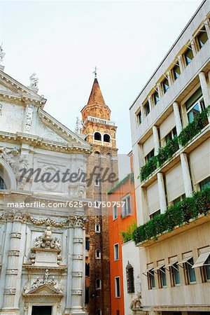 Vue angle faible sur le clocher et une église, Venise, Italie
