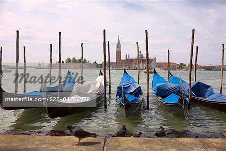 Gondoles amarré dans un canal, le Grand Canal, Venise, Italie