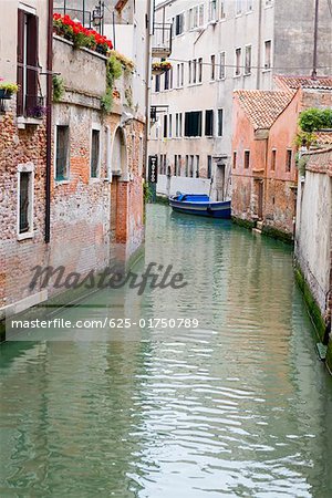 Bâtiments le long d'un canal, Venise, Italie