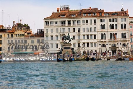 Gondeln angedockt vor einer Statue, Vittorio Emanuele II Statue, Riva Degli Schiavoni, Venedig, Italien