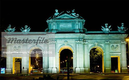 Gedenkstätte Tor beleuchtet in der Nacht, Alcala Tor, Madrid, Spanien