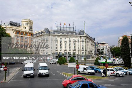 Trafic sur une route en face d'un bâtiment, Madrid, Espagne