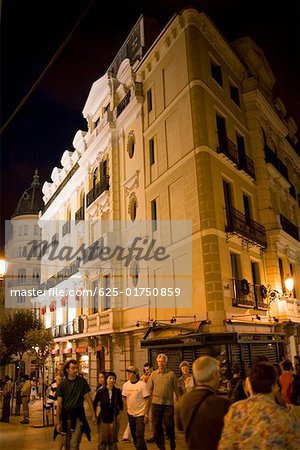 Vue d'angle faible d'un hôtel illuminé la nuit, Madrid, Espagne