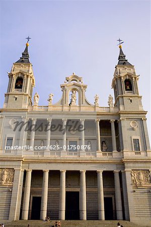 Vue d'angle faible d'une cathédrale, Royal, Madrid, Espagne