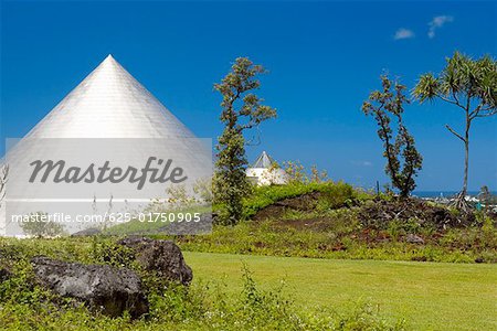 Pyramide dans un champ, Imiloa Astronomy Center de Hawaï, Hilo, archipel de Big Island, Hawaii, USA