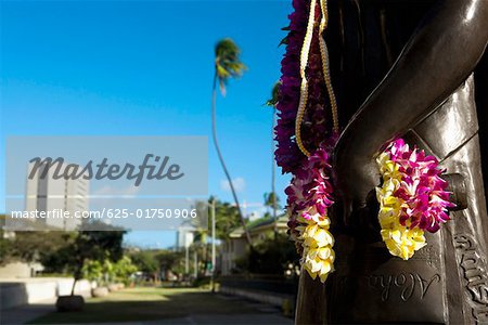 Gros plan d'une guirlande accrochée à une statue, Honolulu, Oahu, archipel de Hawaii, États-Unis
