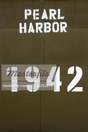 Gros plan d'un texte et des nombres écrits sur un mur, Pearl Harbor, Oahu, Honolulu, archipel de Hawaii, États-Unis