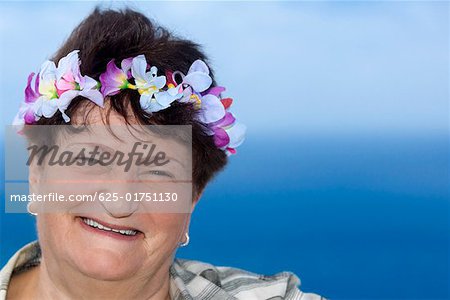 Porträt einer reifen Frau trägt einen Kranz und Lächeln, Waikiki Beach, Diamond Head, Honolulu, Oahu, Hawaii Inseln,