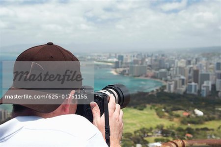 Rückansicht eines Mannes, wobei eine Photographie, Diamond Head, Waikiki Beach, Honolulu, Oahu, Hawaii Inseln, USA