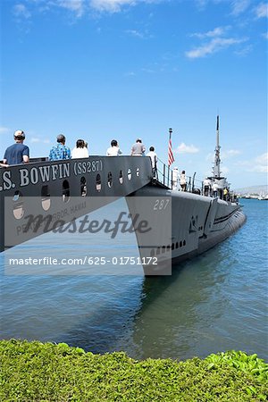 Groupe de personnes d'embarquer dans un navire militaire, USS Bowfin, Pearl Harbor, Honolulu, îles d'Oahu, Hawaii, USA