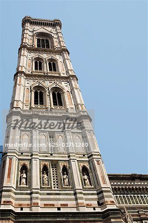 Vue d'angle bas de la tour d'une cathédrale, cathédrale Santa Maria Del Fiore, Florence, Toscane, Italie