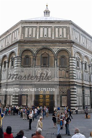 Groupe de personnes devant une église, Battistero di San Giovanni, Florence, Italie