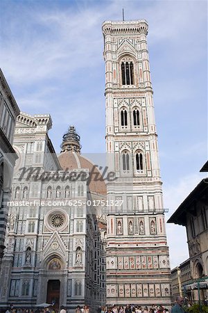 Vue d'angle faible d'une bell tower, cathédrale Santa Maria del Fiore, Florence, Italie