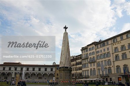 Vue d'angle faible d'un obélisque, Piazza Santa Maria Novella, Florence, Italie