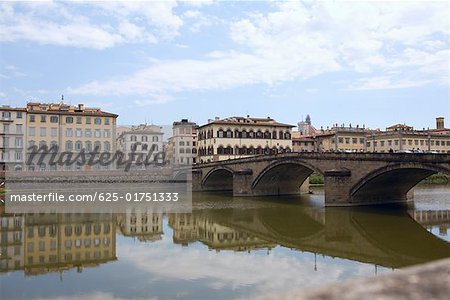 Réflexion d'un pont en arc dans l'eau, Ponte Santa Trinita pont fleuve Arno, Florence, Italie