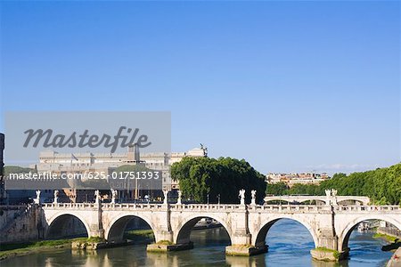 Pont en arc à travers une rivière, Ponte Sant Angelo, Rome, Italie
