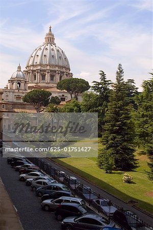 Jardin en face d'une église, la place Saint Pierre, Saint Pierre de basilique, Vatican, Rome, Italie