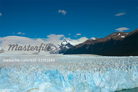 Gletscher in einem See mit den Bergen im Hintergrund, Moreno Gletscher argentinische Gletscher-Nationalpark, Lake Argentino, El Calafate,