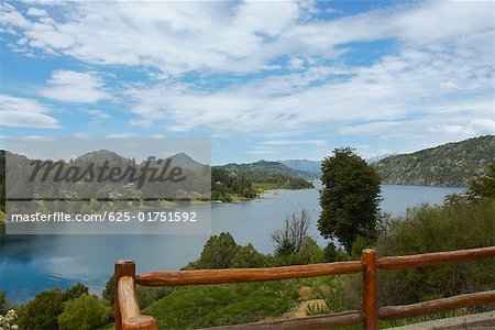 Lac en passant par les montagnes, le lac Nahuel Huapi, San Carlos De Bariloche, Argentine